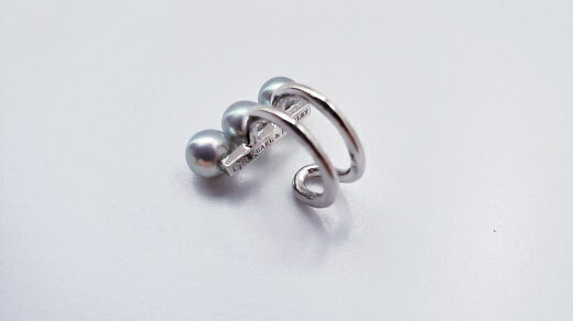 【ふるさと納税】 真珠 3個付 アクセサリー イヤーカフ パール ジュエリー 三重 伊勢 志摩 真珠 アコヤ真珠 アコヤ貝 あこや 冠婚葬祭 慶事 誕生日 結婚式 記念日 お祝い 贈り物 ギフト プレゼント 普段使い / 志摩市産アコヤ真珠3個付イヤーカフ（ホワイト系 ブルー系） サムネイル2