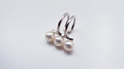 【ふるさと納税】 真珠 3個付 アクセサリー イヤーカフ パール ジュエリー 三重 伊勢 志摩 真珠 アコヤ真珠 アコヤ貝 あこや 冠婚葬祭 慶事 誕生日 結婚式 記念日 お祝い 贈り物 ギフト プレゼント 普段使い / 志摩市産アコヤ真珠3個付イヤーカフ（ホワイト系 ブルー系） サムネイル3