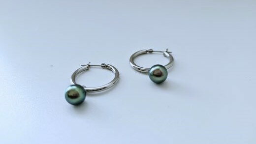 【ふるさと納税】 心が弾む新鮮な輝き、チャーム付フープピアス / あこや ピアス 真珠 伊勢志摩 志摩 アクセサリー ギフト パール 母の日 ホワイトデー クリスマス 入学式 卒業式 成人式 結婚式 サムネイル3