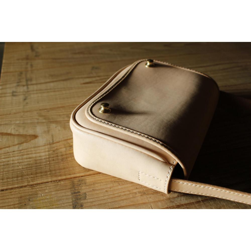 【ふるさと納税】伊賀牛革ショルダーバッグ＜ステッチ：色選択可＞ | かばん ファッション 人気 おすすめ 送料無料 サムネイル3