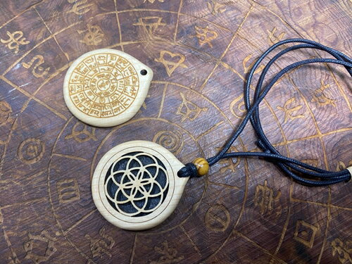 【ふるさと納税】シードオブライフ&ヲシテ文字　両面刻印　リバーシブル　パワーネックレス　三重県産　ひのき製　紐の色　ベージュ／KOSHIKARI　ふるさと納税　アクセサリー　大紀ブランド　三重県　大紀町 サムネイル2