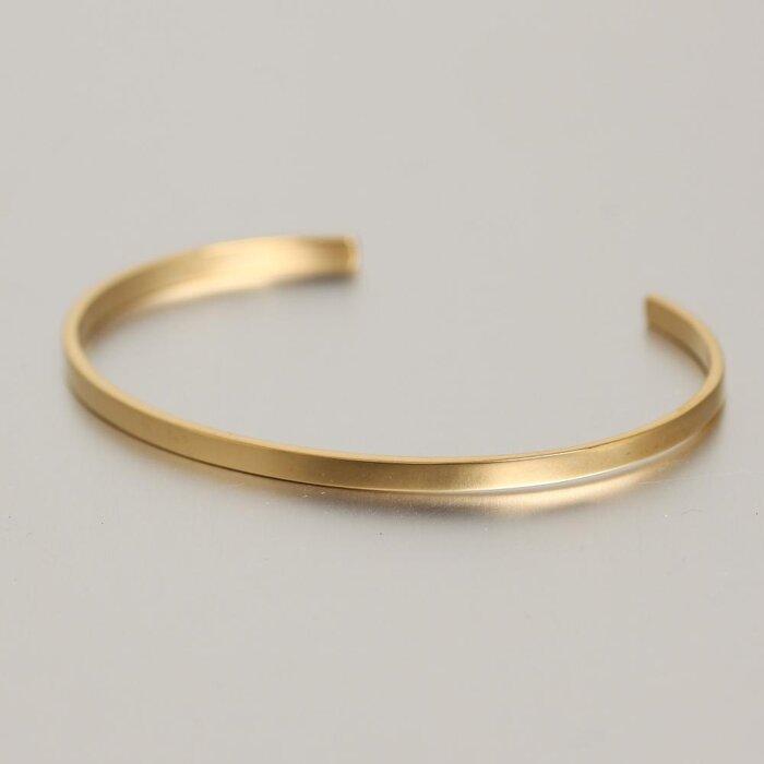 【K18イエローゴールドバングル】平打ちデザインが上品でスマートなバングル 深みある大人カラーが人気　K18-B002