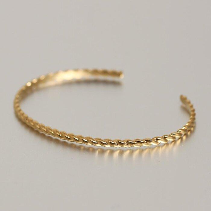 【K18イエローゴールドバングル】個性的なねじりデザインとクラシカルな輝きが印象的 大人カラーが人気　K18-B004