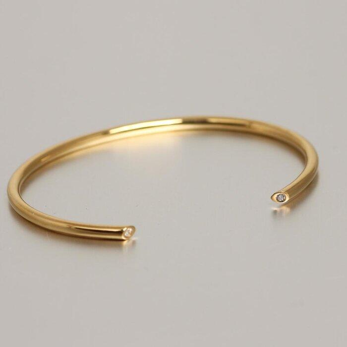 【K18イエローゴールドバングル】ダイヤモンド2粒が密かに輝く 遊び心ある大人アクセサリー　人気カラー　K18-B005 / 金 ゴールド ダイヤ ジュエリー アクセサリー ギフト プレゼント レディース シンプル 定番