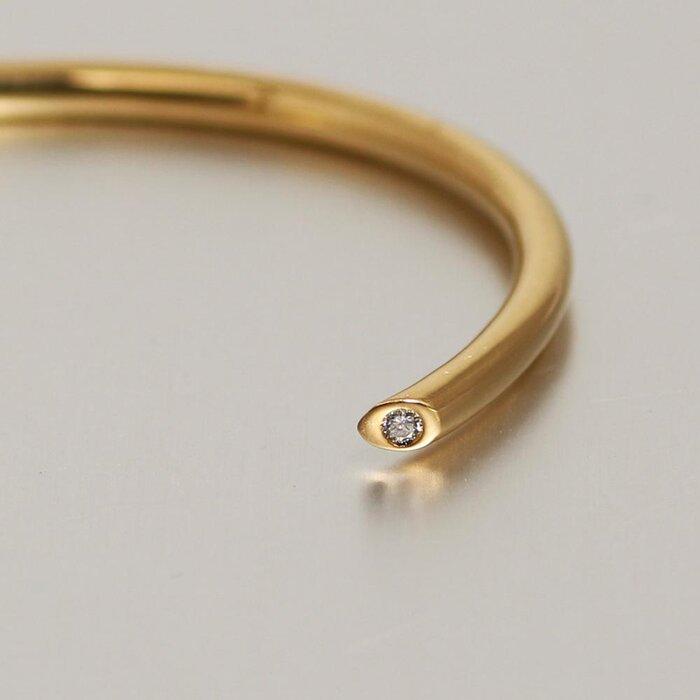 【ふるさと納税】【K18イエローゴールドバングル】ダイヤモンド2粒が密かに輝く 遊び心ある大人アクセサリー　人気カラー　K18-B005 / 金 ゴールド ダイヤ ジュエリー アクセサリー ギフト プレゼント レディース シンプル 定番 サムネイル2