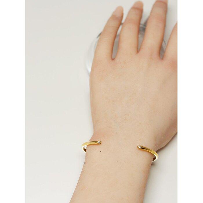 【ふるさと納税】【K18イエローゴールドバングル】ダイヤモンド2粒が密かに輝く 遊び心ある大人アクセサリー　人気カラー　K18-B005 / 金 ゴールド ダイヤ ジュエリー アクセサリー ギフト プレゼント レディース シンプル 定番 サムネイル3