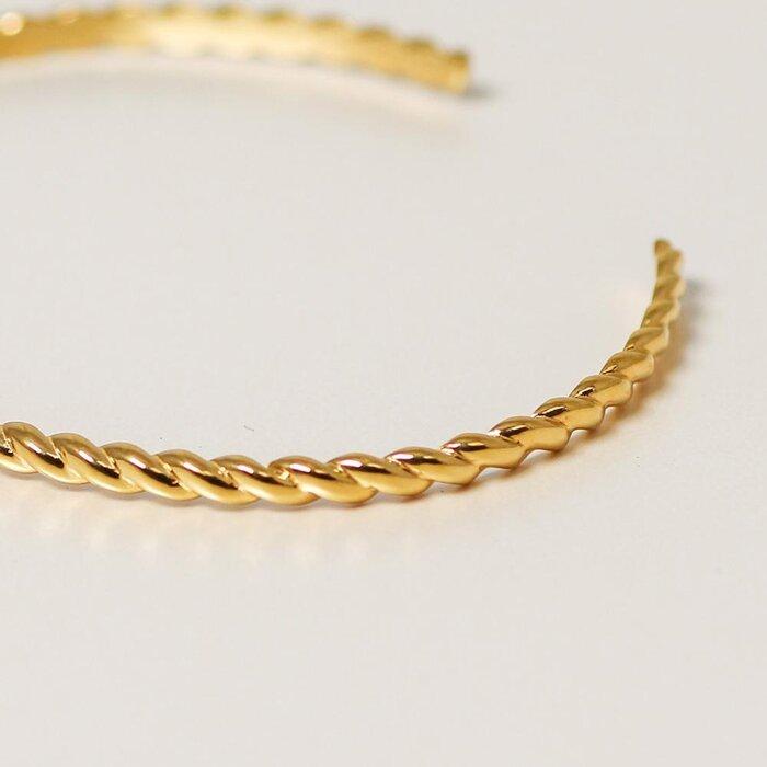 【K10イエローゴールドバングル】個性的なねじりデザインとクラシカルな輝きが印象的 大人カラーが人気　K10-B004