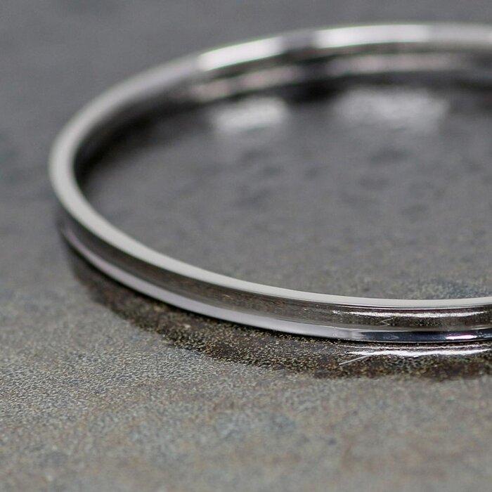 【SILVERプラチナコーティング】逆甲丸のデザインが印象的で美しいバングル クールな大人カラーが人気　SV-B003