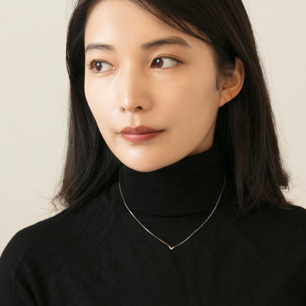 【ふるさと納税】人気デザイン！【K18イエローゴールドダイヤモンドネックレス】クールなV型デザインでデコルテラインを美しく　K18-01-03 / 金 ゴールド ダイヤ ジュエリー アクセサリー ギフト プレゼント レディース シンプル 定番 サムネイル2