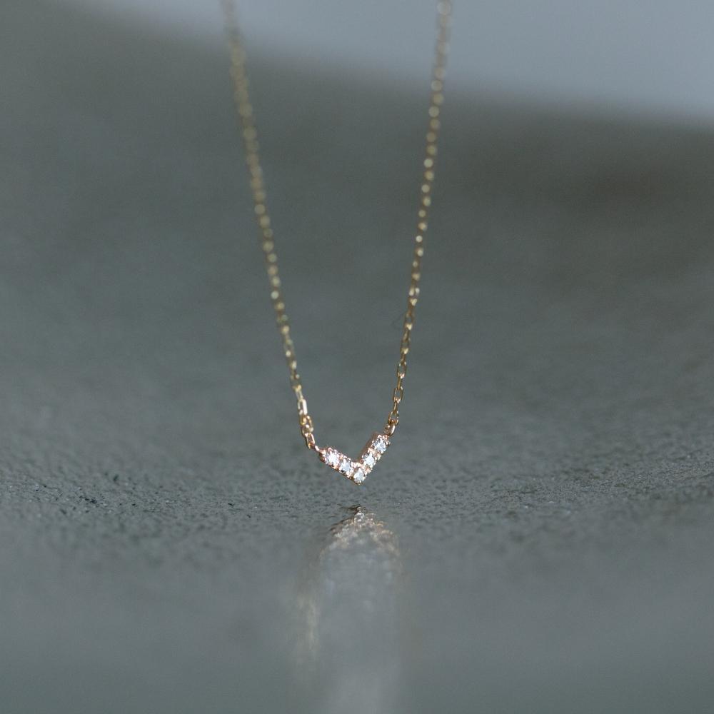 【ふるさと納税】人気デザイン！【K18イエローゴールドダイヤモンドネックレス】クールなV型デザインでデコルテラインを美しく　K18-01-03 / 金 ゴールド ダイヤ ジュエリー アクセサリー ギフト プレゼント レディース シンプル 定番 サムネイル3