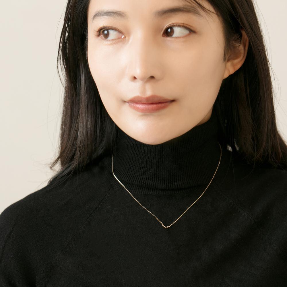 【ふるさと納税】大人気デザイン【K18イエローゴールドダイヤモンドネックレス】上品なカーブデザインで胸元をフェミニンに美しく　K18-01-07 / 金 ゴールド ダイヤ ジュエリー アクセサリー ギフト プレゼント レディース シンプル 定番 サムネイル2