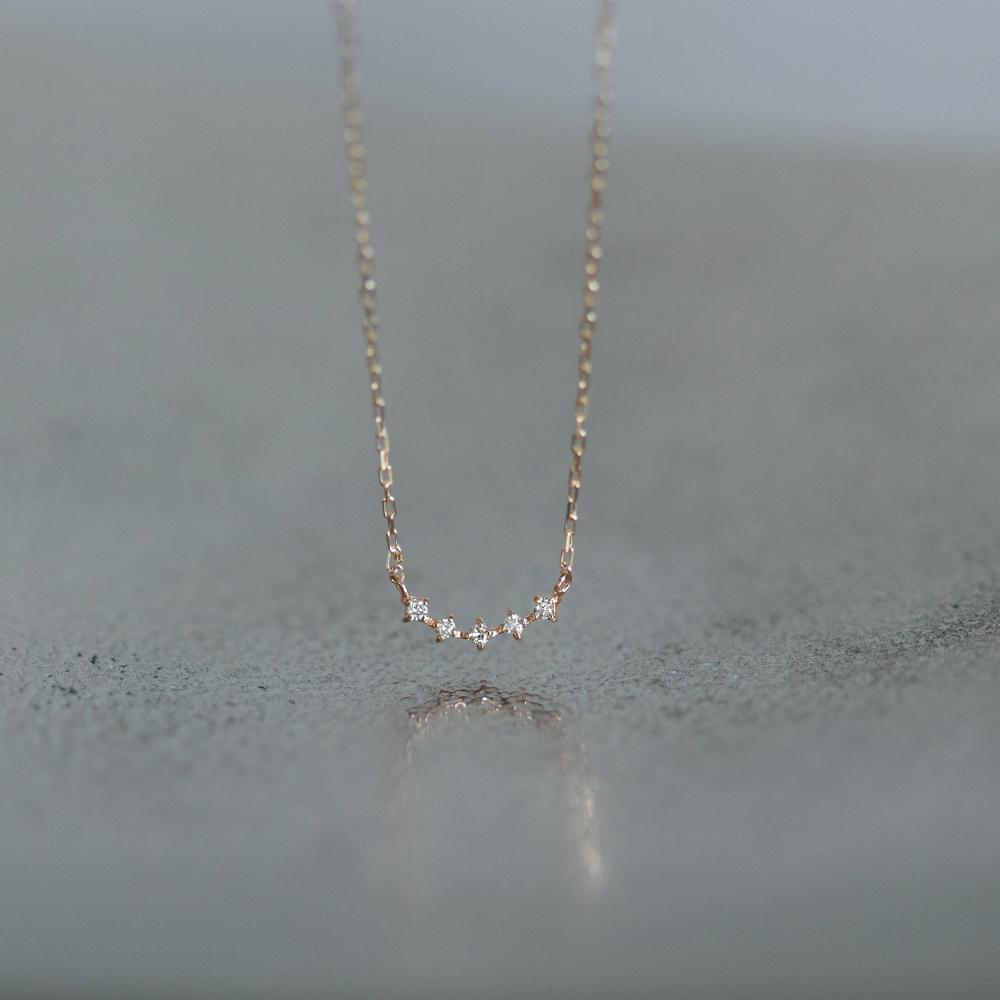 【ふるさと納税】大人気デザイン【K18イエローゴールドダイヤモンドネックレス】上品なカーブデザインで胸元をフェミニンに美しく　K18-01-07 / 金 ゴールド ダイヤ ジュエリー アクセサリー ギフト プレゼント レディース シンプル 定番 サムネイル3