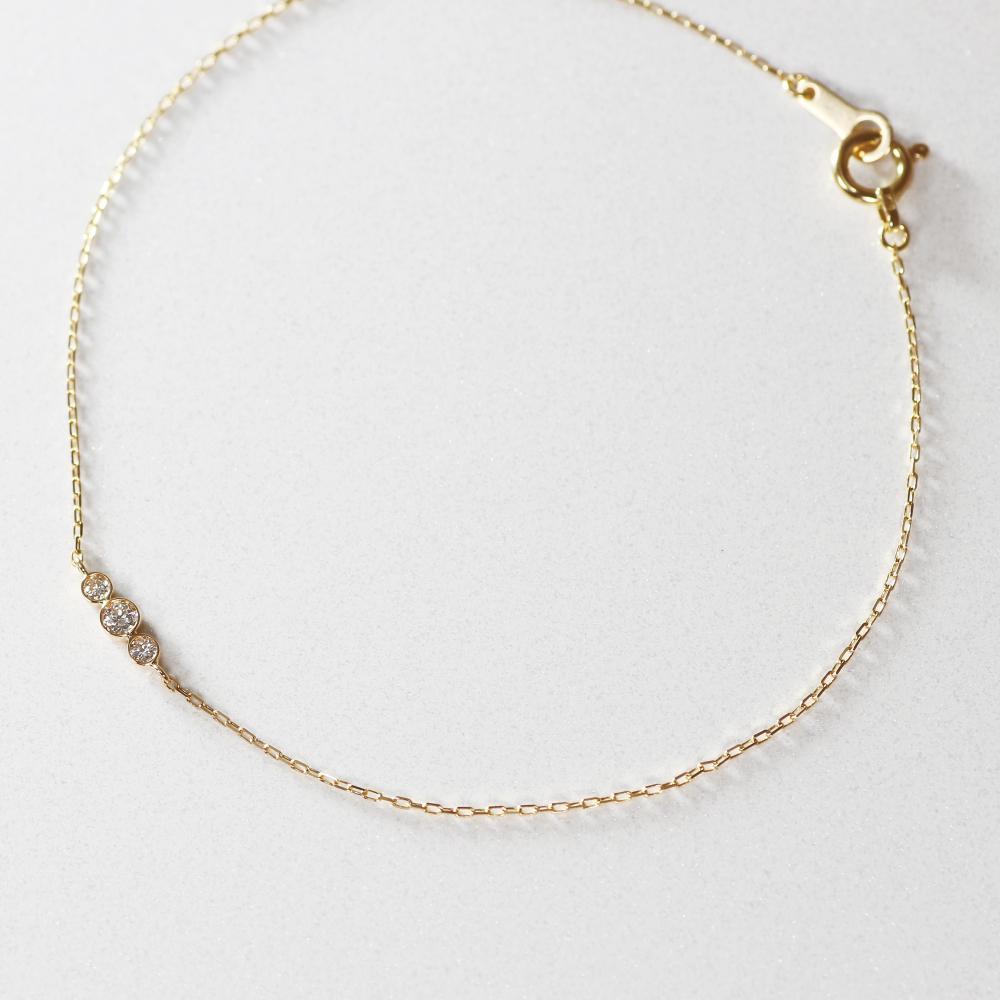【ふるさと納税】【K18イエローゴールド ラボダイヤモンドブレスレット】0.063ct 3粒ダイヤの美しさが際立つチェーンブレス 17cm　K18-B006 サムネイル3