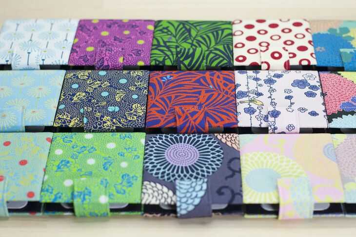 【ふるさと納税】【浜ちりめん】 afumicoシルク製カードケース 滋賀県長浜市/シルクライフジャパン株式会社 [AQBZ051] 浜ちりめん シルク 絹 工芸 絹織物 名刺入れ カードケース 人気 おすすめ ビジネス 日用品 社会人 新生活 サムネイル3