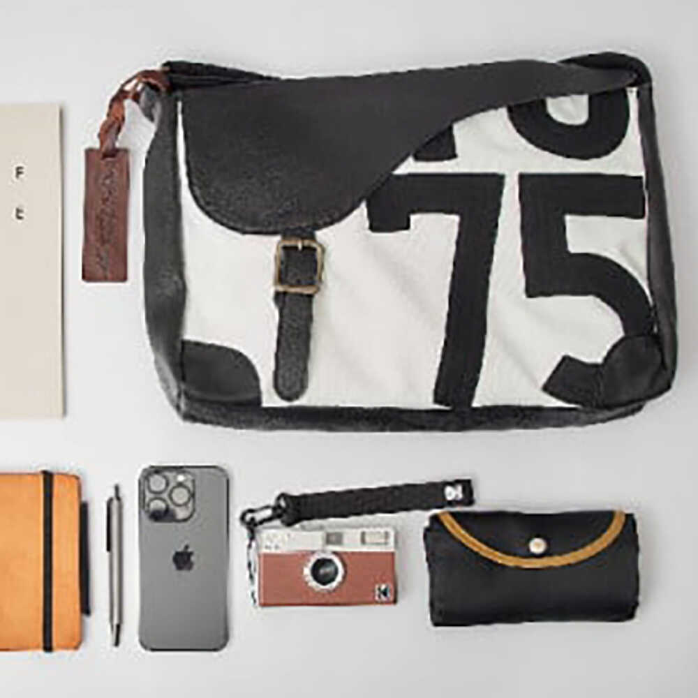 【ふるさと納税】【JRA/日本中央競馬会】調教用ゼッケンを使用したバッグ【steed サドル】 / 競馬 馬 競走馬 グッズ ショルダーバッグ トレセン 雑貨 / 栗東市 / サンキューファインホース夢プロジェクト[BIAD016] サムネイル3