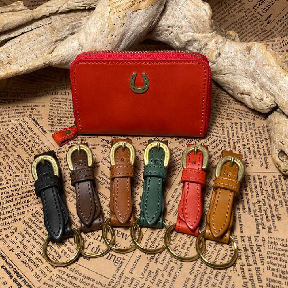 【選べるカラー】蹄鉄ラウンドファスナーコインケース（レッド）＆蹄鉄バックルキーリング / 競馬 馬 競走馬 本革 革小物 ハンドメイド レザー 雑貨 日用品 / 栗東市 / 株式会社ブルズエフ[BIAU049]