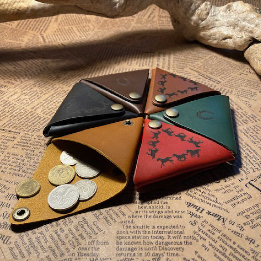 【ふるさと納税】【選べるカラー】馬九いく三角コインケース 　本革 レザー 革小物　栗東市 / 株式会社ブルズエフ[BIAU082] サムネイル2