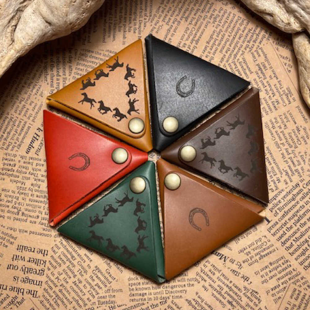 【選べるカラー】馬九いく三角コインケース 　本革 レザー 革小物　栗東市 / 株式会社ブルズエフ[BIAU082]