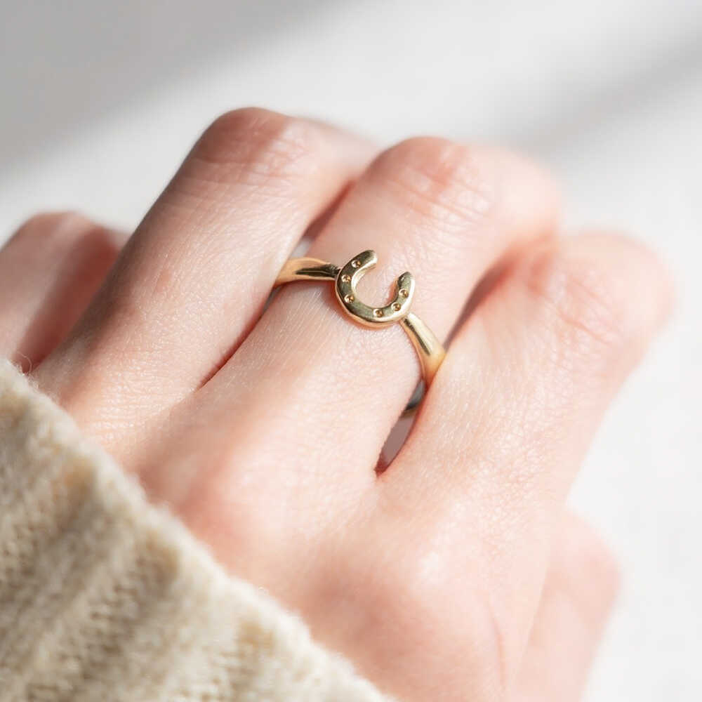 【ふるさと納税】【選べるサイズ】 馬蹄リング 真鍮 2mm 13号〜19号 / 競馬 馬 グッズ 馬蹄 ハンドメイド リング アクセサリー ゴールド カラー / 栗東市 / norim[BIBP004] サムネイル3