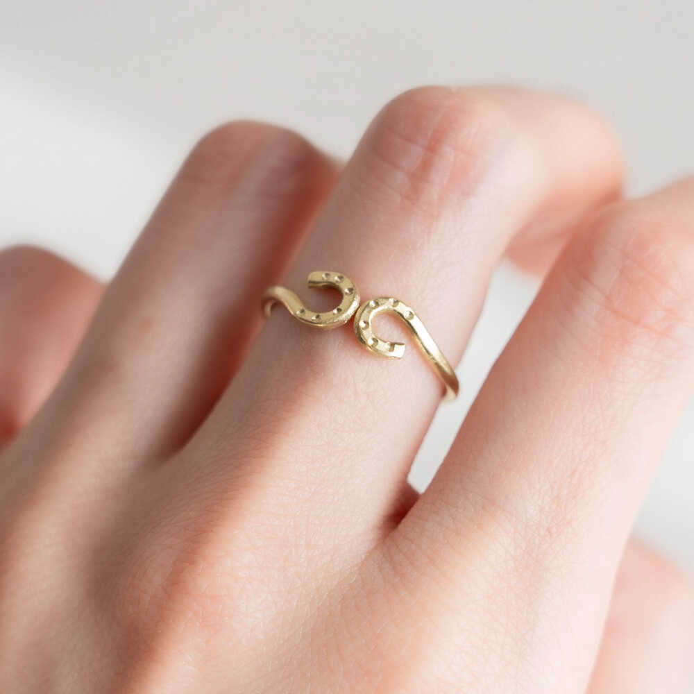 【ふるさと納税】【選べるサイズ】 馬蹄 ツインリング 8〜20号 / 競馬 馬 グッズ 馬蹄 ハンドメイド リング アクセサリー 真鍮リング ゴールド カラー / 栗東市 / norim[BIBP012] サムネイル2