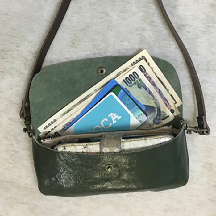 【ふるさと納税】【本革】スマホも入るお財布ポシェット［ネイビー］ | 甲賀市 本革 レザー 財布 ポシェット スマホ収納 コンパクト 高級感 上品 手作り 人気 おすすめ 鞄 カバン ファッション 小物 ギフト プレゼント お取り寄せ 通販 送料無料 ふるさと納税 サムネイル2