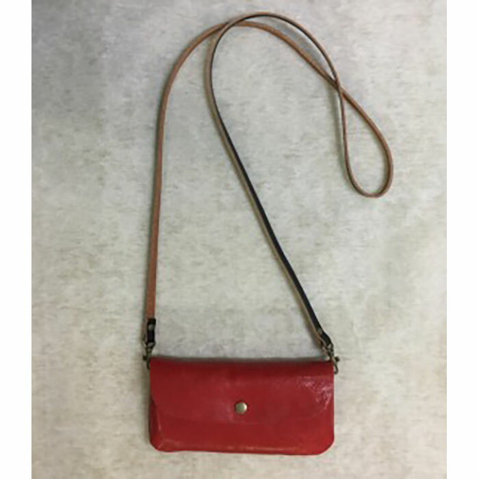 【本革】スマホも入るお財布ポシェット［レッド］ | 甲賀市 本革 レザー 財布 ポシェット スマホ収納 コンパクト 高級感 上品 手作り 人気 おすすめ 鞄 カバン ファッション 小物 ギフト プレゼント お取り寄せ 通販 送料無料 ふるさと納税