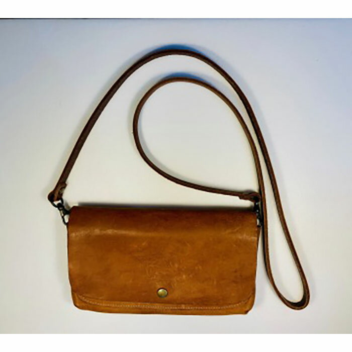 【ふるさと納税】【本革】スマホも入るお財布ポシェット（大）［キャメル］ | 甲賀市 本革 レザー 財布 ポシェット スマホ収納 コンパクト 高級感 人気 おすすめ 鞄 カバン ファッション 小物 ギフト プレゼント お取り寄せ 通販 送料無料 ふるさと納税 サムネイル2