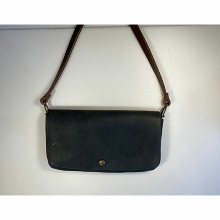 【ふるさと納税】【本革】スマホも入るお財布ポシェット（大）［ダークネイビー］ | 甲賀市 本革 レザー 財布 ポシェット スマホ収納 コンパクト 高級感 人気 おすすめ 鞄 カバン ファッション 小物 ギフト プレゼント お取り寄せ 通販 送料無料 ふるさと納税 サムネイル2