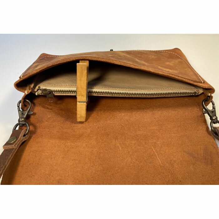 【ふるさと納税】【本革】スマホも入るお財布ポシェット（大）［ダークネイビー］ | 甲賀市 本革 レザー 財布 ポシェット スマホ収納 コンパクト 高級感 人気 おすすめ 鞄 カバン ファッション 小物 ギフト プレゼント お取り寄せ 通販 送料無料 ふるさと納税 サムネイル3