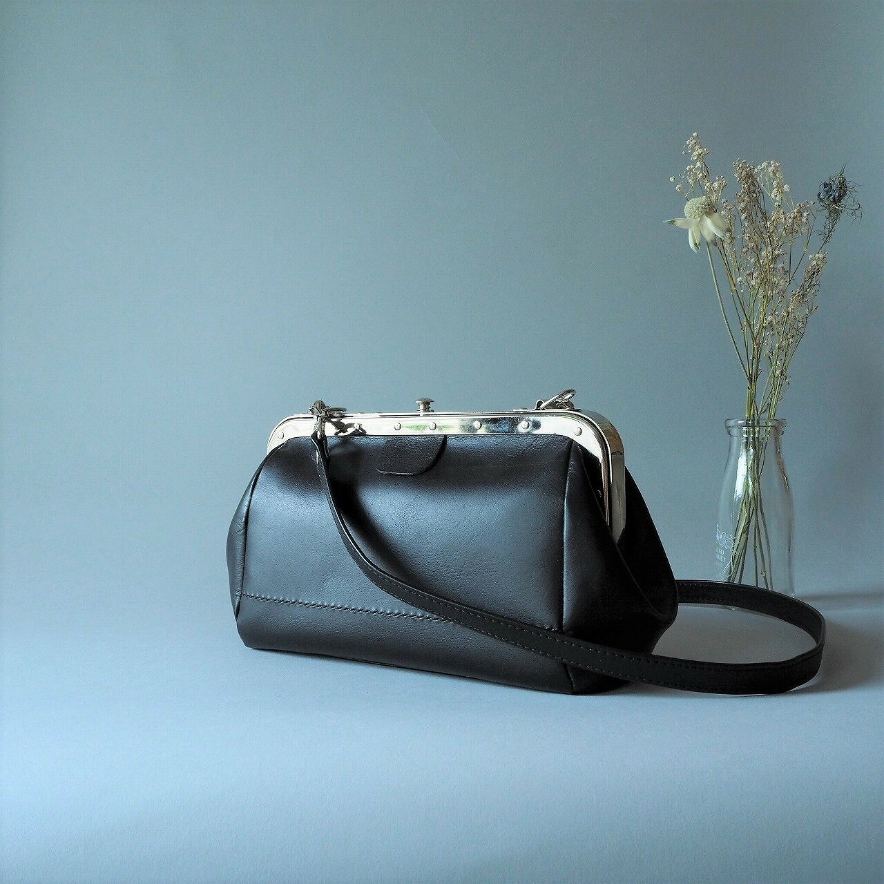 【ふるさと納税】 【京都叡山電鉄で採用】車掌かばん 選べる 8色 牛革 スムースレザー レザー 本革 国産 鞄 肩掛け 斜めがけ ショルダー ショルダーバッグ バッグ かばん メンズ レディース カバン マチあり 手作り 自立 おしゃれ 手作り 車掌 電車 鉄道 革工房むくり サムネイル2