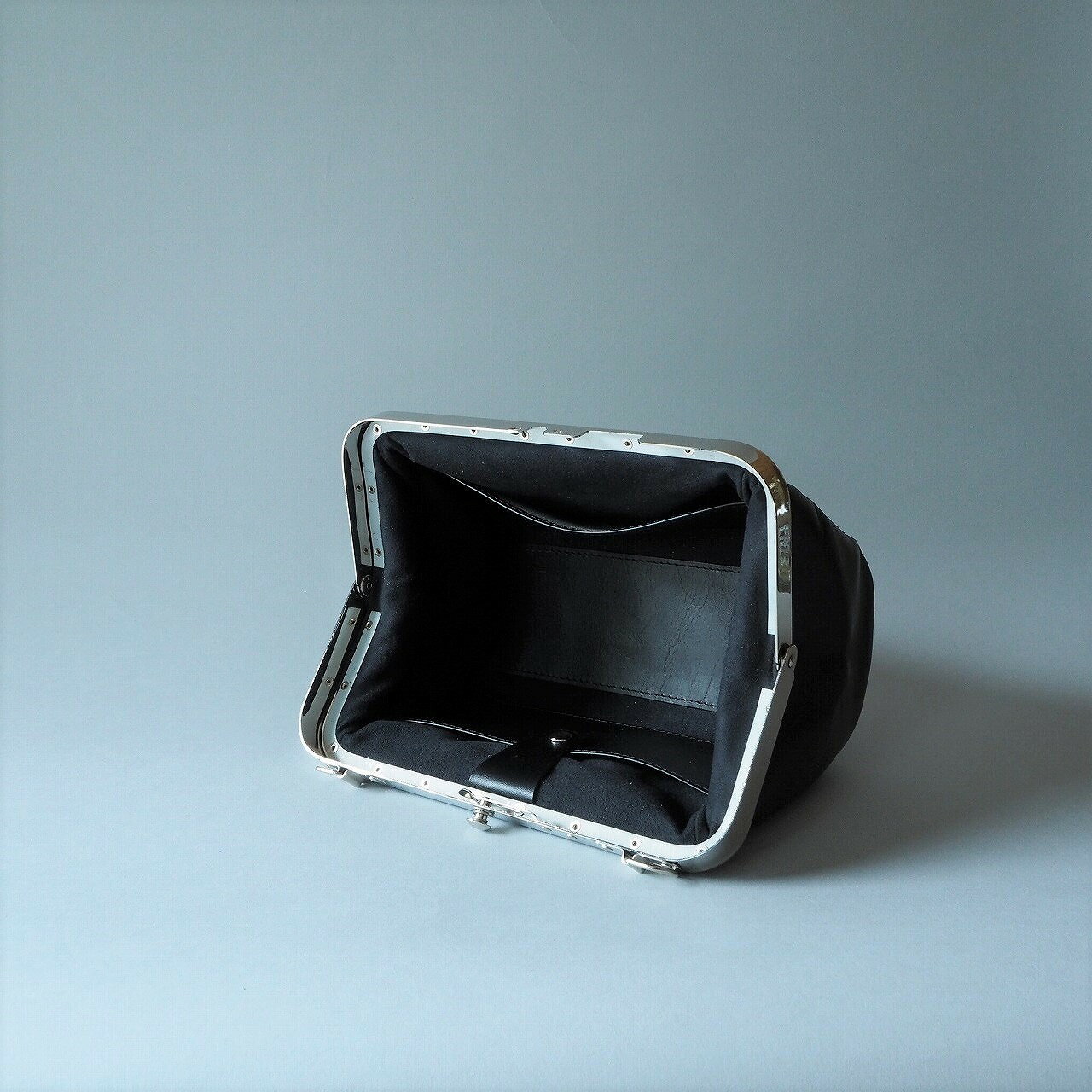 【ふるさと納税】 【京都叡山電鉄で採用】車掌かばん 選べる 8色 牛革 スムースレザー レザー 本革 国産 鞄 肩掛け 斜めがけ ショルダー ショルダーバッグ バッグ かばん メンズ レディース カバン マチあり 手作り 自立 おしゃれ 手作り 車掌 電車 鉄道 革工房むくり サムネイル3