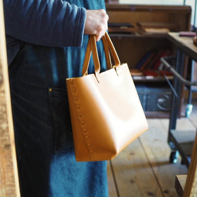 【ふるさと納税】 革綴じミニトートバッグ 選べる 6色 本革 トートバッグ 牛革 スムースレザー レザー 国産 鞄 バッグ かばん カバン メンズ レディース おしゃれ 手作り プレゼント ギフト 贈り物 革工房むくり 八幡市 京都 サムネイル3