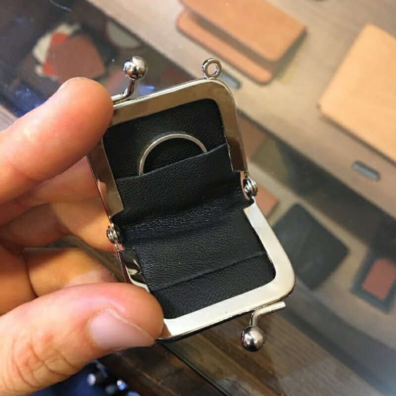 【ふるさと納税】 がま口リングケース 選べる 8色 本革 リングケース 牛革 ヤギ革 レザー 国産 リング 指輪 ケース がま口 アクセサリー 小物 メンズ レディース おしゃれ 手作り プレゼント ギフト 記念日 贈り物 革工房むくり 八幡市 京都 サムネイル2