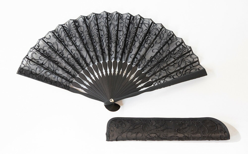 【ふるさと納税】【伊と幸】《白生地の老舗が贈る》染め透扇子(糸菊尽くし/黒)［ 京都 老舗 京扇子 人気 おすすめ 刺繍 和装 着物 絹 ギフト お取り寄せ 通販 送料無料 ふるさと納税 ］ サムネイル3