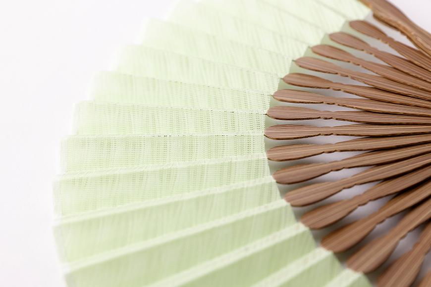 【ふるさと納税】【伊と幸】《白生地の老舗が贈る》都扇-みやこおうぎ-compact絹fan（波筬柄・若草色） | 京都 扇子 和装 小物 ギフト お祝い 内祝い 伝統 工芸 老舗 伊と幸 京都府 京都市 サムネイル3