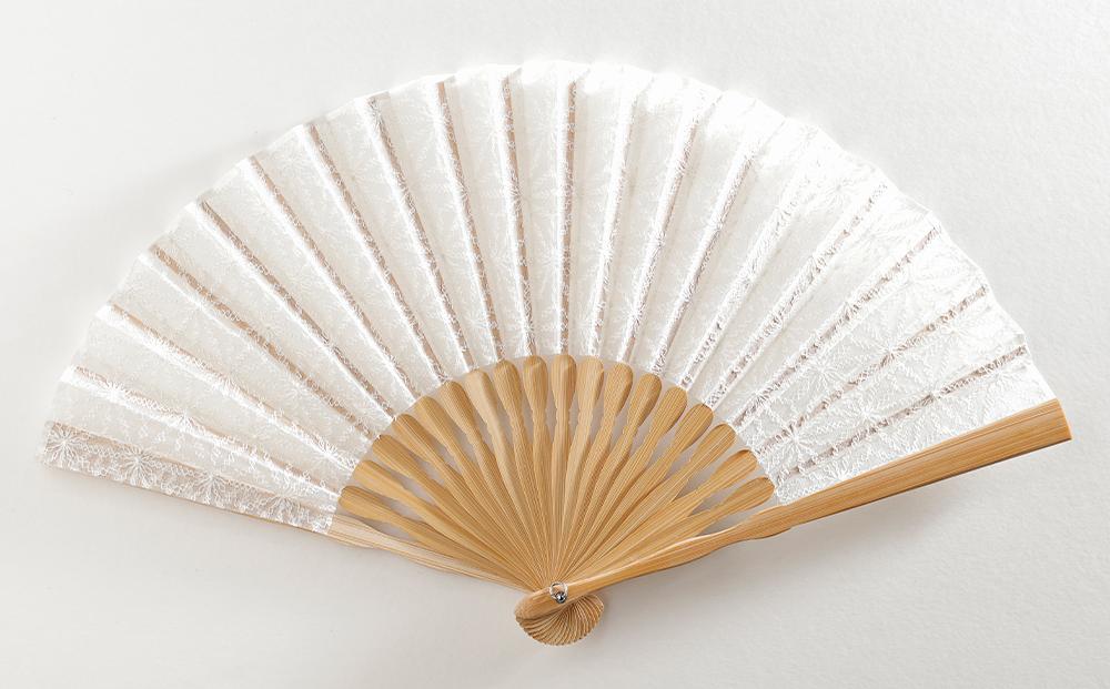 【ふるさと納税】【伊と幸】《白生地の老舗が贈る》透扇子（麻の葉文様・白） | 京都 扇子 和装 小物 絹 ギフト お祝い 内祝い 伝統 工芸 老舗 伊と幸 京都府 京都市 サムネイル2