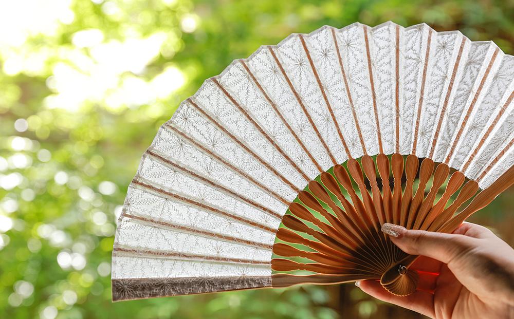 【ふるさと納税】【伊と幸】《白生地の老舗が贈る》透扇子（麻の葉文様・白） | 京都 扇子 和装 小物 絹 ギフト お祝い 内祝い 伝統 工芸 老舗 伊と幸 京都府 京都市 サムネイル3