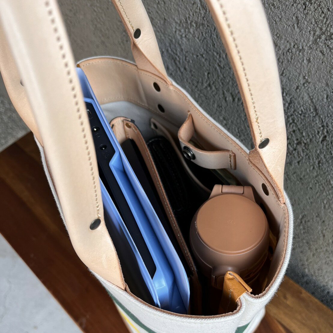 【ふるさと納税】【選べる トートバッグ 『MILITARY-REVERSE』『B&R BORDER』『MILITARY』『G&Y BORDER』『Labyrinth』】帆布 ヌメ革 トート レディース メンズ 大きめ 小さめ バケツ型 丈夫 レジャー B5サイズ ノートPC タブレット 収納 通学 通勤 ビジネス 学生 サムネイル2