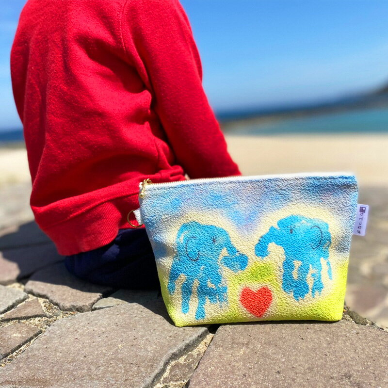 【ふるさと納税】【簡単】子供の絵で作る丹後ちりめんお化粧ポーチ　サイズ：約21cm×15cm 雑貨 小物入れ 収納 ポーチ オーダーメイド ちりめん オリジナル 思い出 贈り物 プレゼント 母の日 敬老の日 サムネイル3