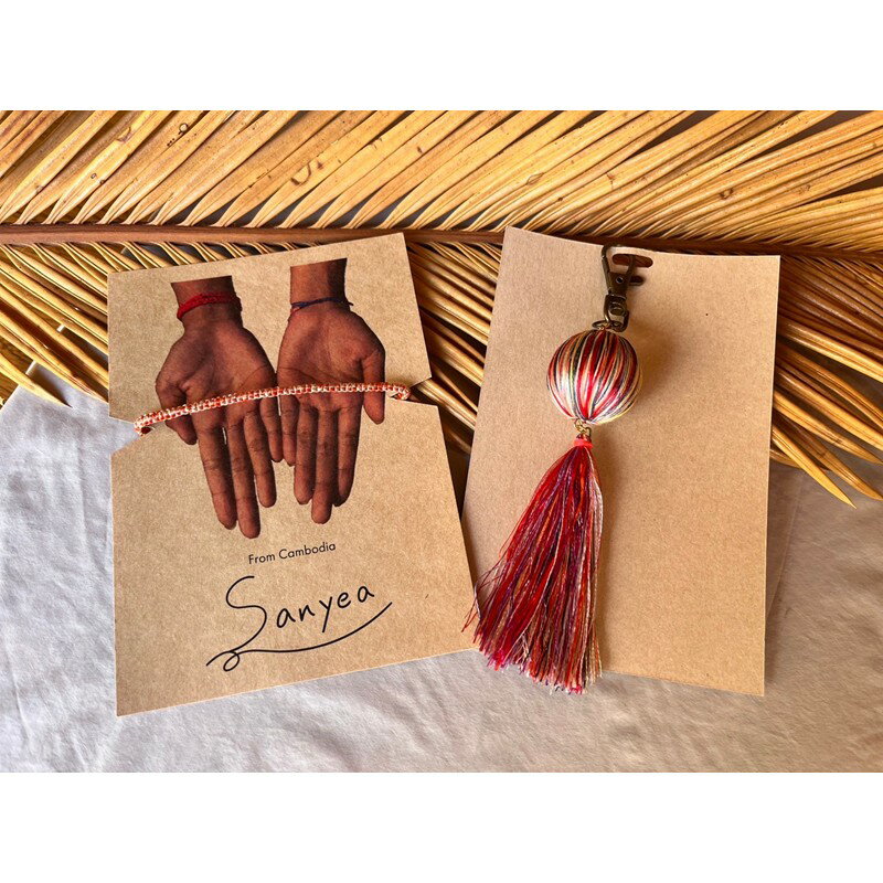京丹後の絹糸ミサンガとチャームのセット【全ての子どもたちに教育の機会を!!】 京丹後の絹糸を使ってカンボジアの女性達が作ったミサンガとチャームのセット アクセサリー 絹 絹糸 サスティナブル ミサンガ チャーム 1個 雑貨 ハンドメイド