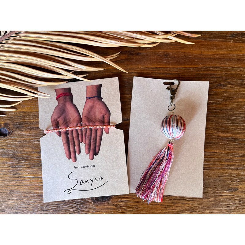 【ふるさと納税】京丹後の絹糸ミサンガとチャームのセット【全ての子どもたちに教育の機会を!!】 京丹後の絹糸を使ってカンボジアの女性達が作ったミサンガとチャームのセット アクセサリー 絹 絹糸 サスティナブル ミサンガ チャーム 1個 雑貨 ハンドメイド サムネイル2