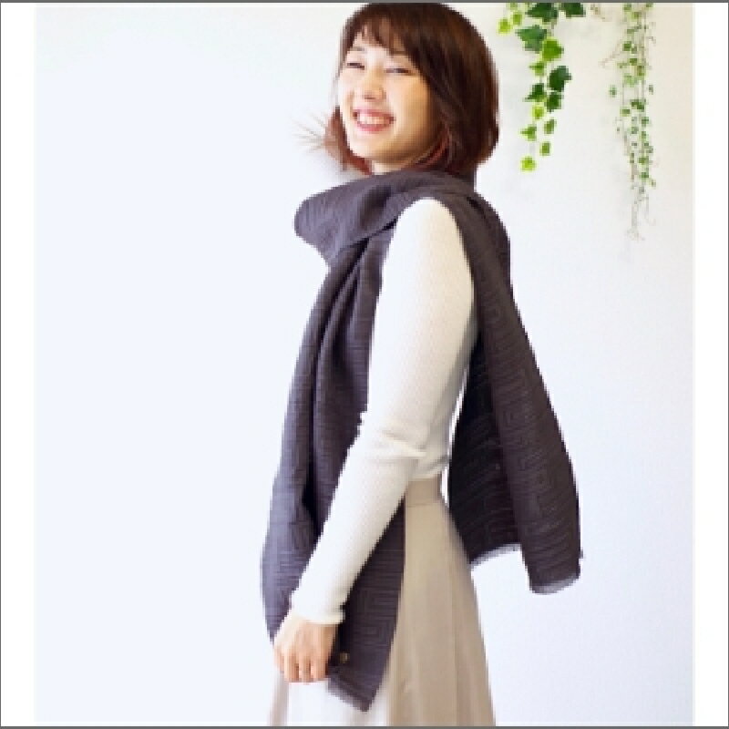 【ふるさと納税】フィルタンゴ ストール【洗える丹後ちりめんのシルク】幾何柄　カーキ 　ギフトにもおすすめ。 シルク 丹後ちりめん ファッション 洗える 贈り物 記念日 ギフト プレゼント ふるさと納税 ストール ふるさと納税シルクストール ふるさと納税 ストール サムネイル3