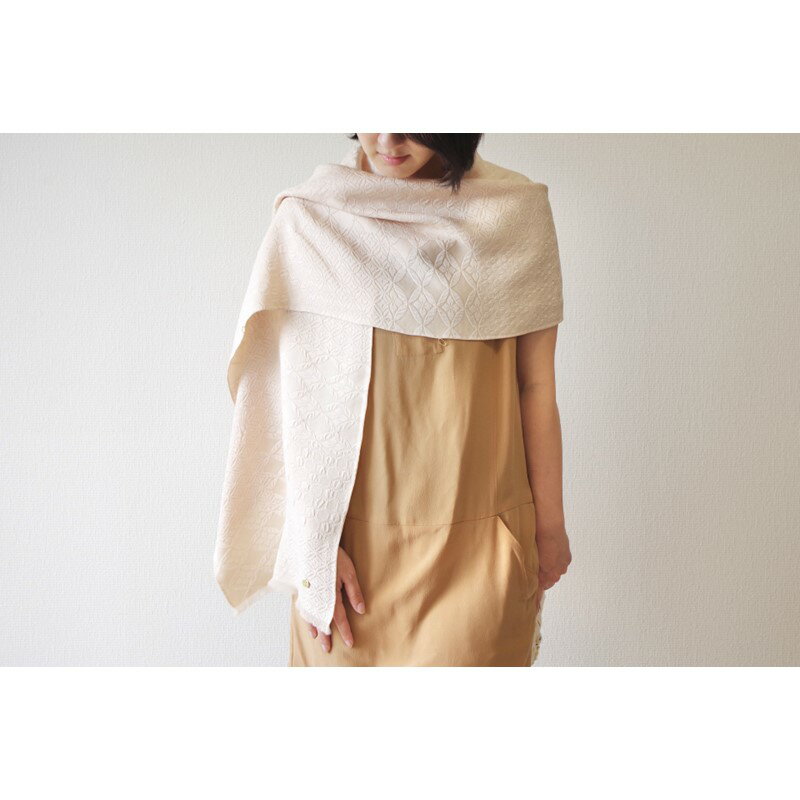 【着回しできるシルクストール】フィルタンゴ ストール　吉祥柄ボタン付き　ベージュ　洗えるシルク、お祝いギフトにも。 シルク ファッション 洗える ギフト 贈り物 ふるさと納税シルクストール ふるさと納税 ストール