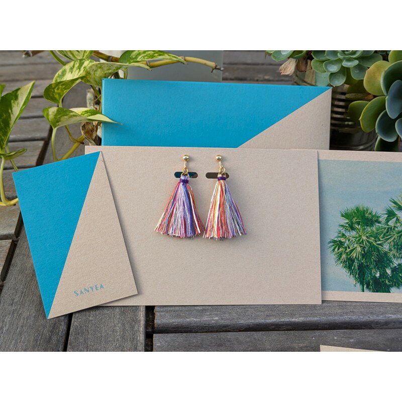 【ふるさと納税】京丹後の絹糸イヤリング【カンボジアの女性たちに雇用の機会を!!】 京丹後の絹糸を使ってカンボジアの女性達が作ったイヤリング アクセサリー 絹 絹糸 サスティナブル ブレスレット イヤリング 1個 雑貨 手作業 手作り ハンドメイド サムネイル3