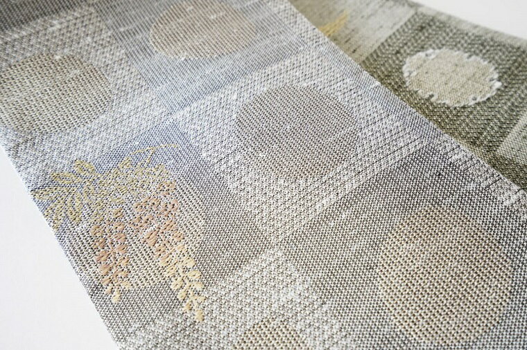 【ふるさと納税】京都・遊絲舎／真綿紬の絹糸が映える。丹後帯 半幅帯「雪月花」（グレー／さび草） 京袋帯 筆文字 美しい きれい グレー さび草 グレー色 さび草色 ふるさと納税 帯 ふるさと納税 半幅帯 ふるさと納税 着物 ふるさと納税 着物小物 ふるさと納税 和服 サムネイル3