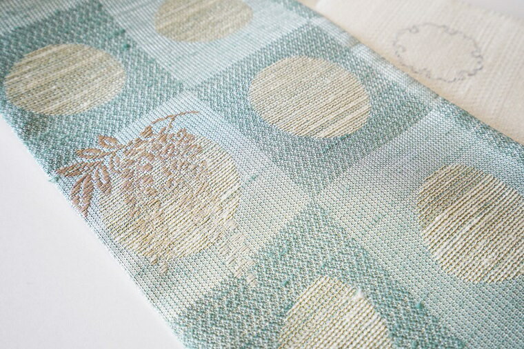 【ふるさと納税】京都・遊絲舎／真綿紬の絹糸が映える。丹後帯 半幅帯「雪月花」（水／白） 京袋帯 筆文字 シンプル 美しい きれい 水 白 水色 白色 ふるさと納税 帯 ふるさと納税 半幅帯 ふるさと納税 着物 ふるさと納税 着物小物 ふるさと納税 和服 サムネイル3