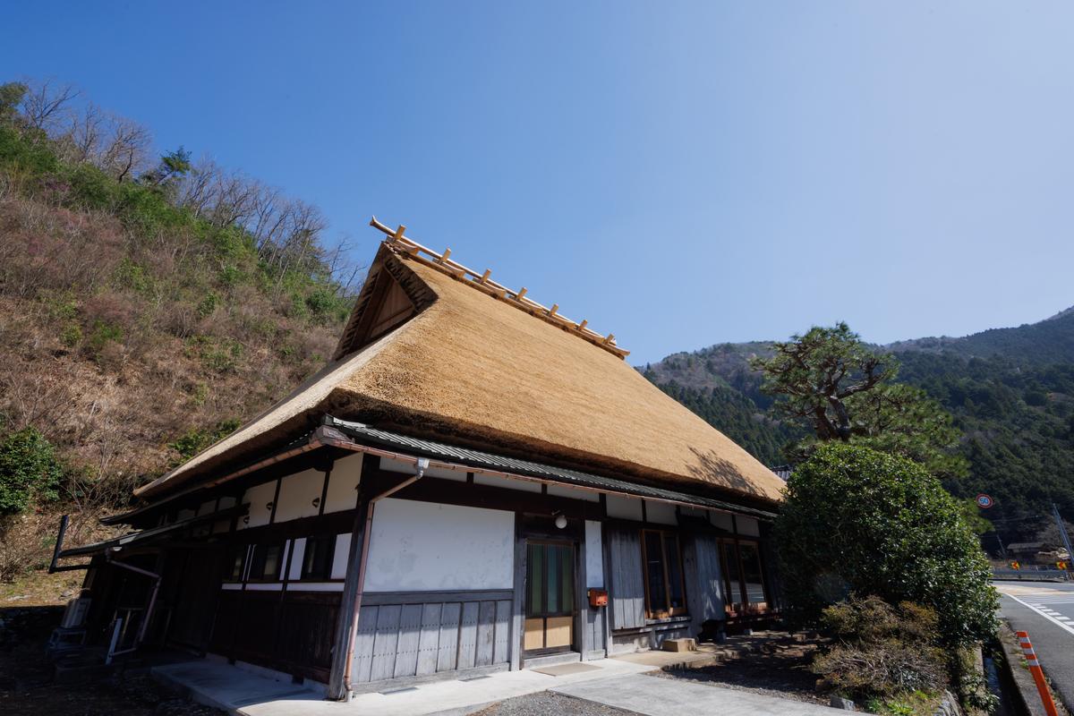 【ふるさと納税】旅行 京都 料理旅館きぐすりや 別館じんだ 茅葺き古民家 古民家で昔ながらの囲炉裏を愉しむ♪ 囲炉裏鍋 4名様 宿泊プラン 関西 宿泊補助券 施設利用券 チケット 宿泊券 旅行券 宿泊 旅館 ホテル 囲炉裏 貸切風呂 古民家 サムネイル3