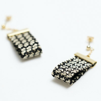 【ふるさと納税】kuska fabricのガルザピアス【ゴールド】世界でも稀な手織りファブリック【1341723】 サムネイル3