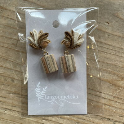 【ふるさと納税】Wood Accessory　天然木の温かみを感じる職人手づくりの木とシルクつまみ細工のイヤリング【1652502】 サムネイル3