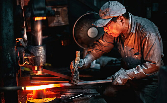 【ふるさと納税】青木刃物製作所「なないろ」正夫 乾漆墨黒 210mm - 画像3